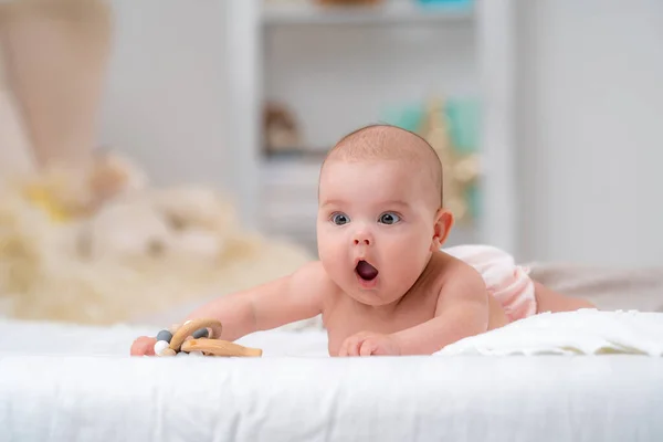 Linda Gordita Bebé Sorprendido Meses Encuentra Estómago Con Juguete Madera —  Fotos de Stock