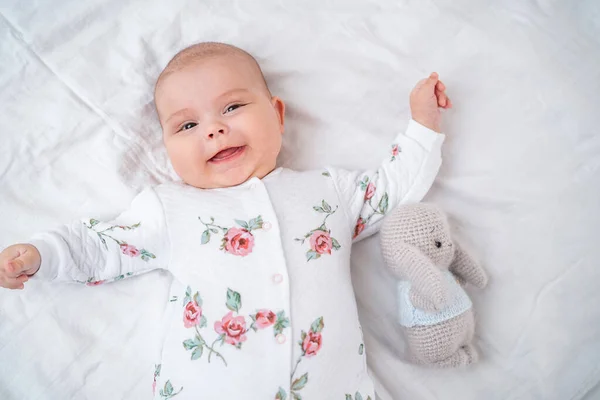Bebê Bonito Está Deitado Costas Cama Com Brinquedo Sorrindo Vista — Fotografia de Stock