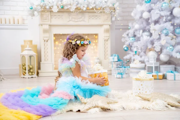 圣诞快乐 节日快乐 漂亮的小女孩穿着华丽的衣服 头戴皇冠 打开礼物 树下的孩子带着礼品盒装饰客厅用圣诞玩具 白宫温暖舒适的冬日 — 图库照片