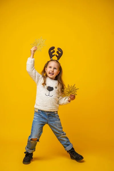 Menina Feliz Com Chifres Veado Pleno Crescimento Com Estrelas Natal — Fotografia de Stock