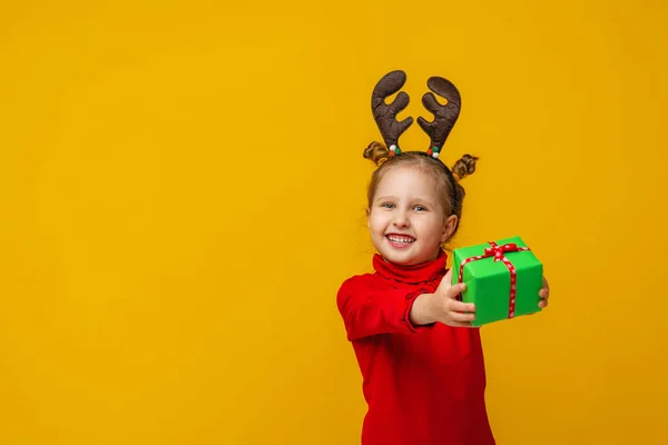 Menina Feliz Anos Idade Chifres Rena Fundo Amarelo Brilhante Criança — Fotografia de Stock