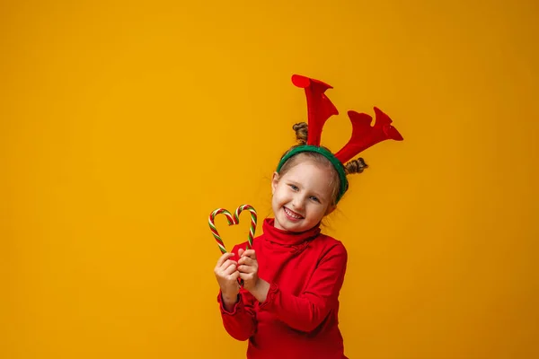 Щаслива Маленька Дівчинка Роки Оленячих Ролях Яскраво Жовтому Тлі Дитина — стокове фото