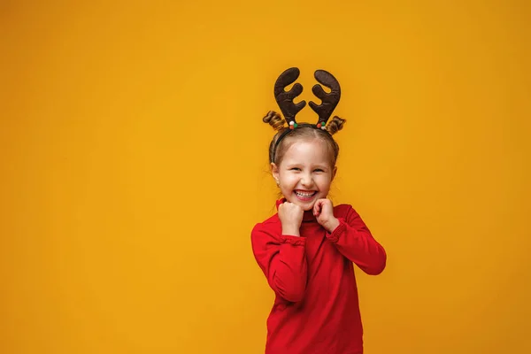 Menina Feliz Anos Idade Chifres Rena Fundo Amarelo Brilhante Criança — Fotografia de Stock