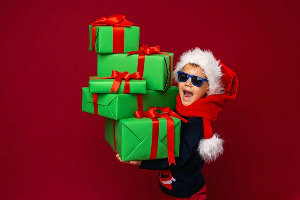 Menino Óculos Escuros Chapéu Papai Noel Detém Uma Pirâmide Caixas — Fotografia de Stock