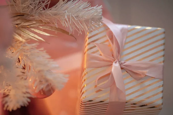 Κουτί Δώρου Τοποθετούνται Κάτω Από Ένα Χριστουγεννιάτικο Δέντρο Διακοσμημένο Ροζ — Φωτογραφία Αρχείου
