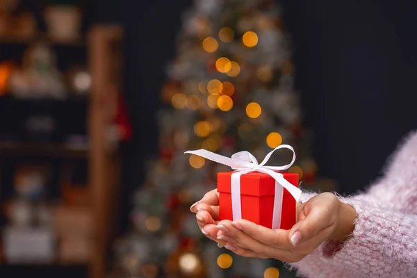 Karácsonyi Ajándékdobozt Előre Tartja Közelről Ajándék Toll Közelkép Dekoratív Piros — Stock Fotó