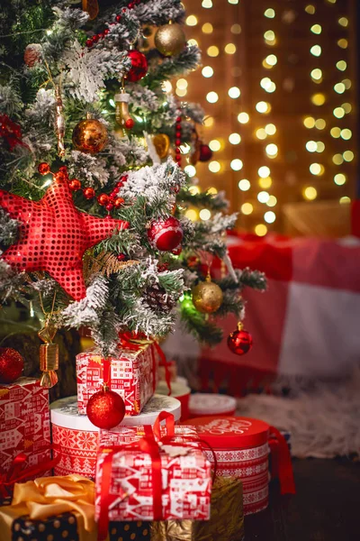 Boże Narodzenie Domu Pokój Choinką Prezenty Świąteczne Oświetlenie Bokeh Tle — Zdjęcie stockowe
