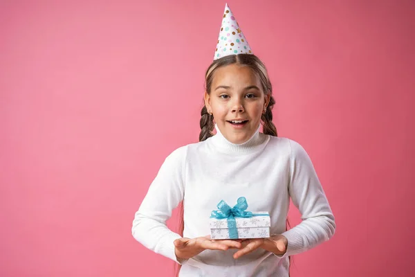 生日快乐 一个戴着生日礼帽 背景粉红的少女时代快乐 那孩子高兴地笑着 手里拿着礼物 玩具折扣 复制空间 — 图库照片