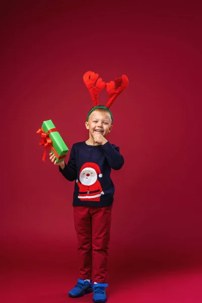 Menino Feliz Anos Idade Chifres Rena Fundo Vermelho Brilhante Criança — Fotografia de Stock