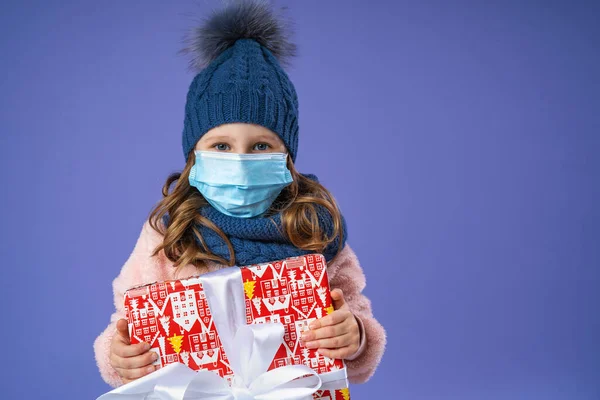 Egy Kislány Kötött Sapkában Sállal Bolyhos Pulóverben Orvosi Arcmaszkban Karácsonyi — Stock Fotó