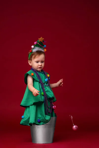 Liten Flicka Julgran Kostym Och Med Festligt Dekorerad Pannband Huvudet — Stockfoto