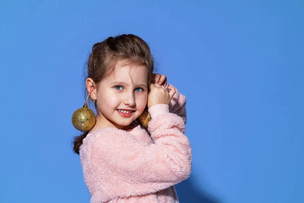 Linda Menina Encantadora Decorar Com Bolas Natal Acessórios Fundo Roxo — Fotografia de Stock