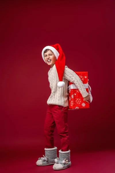 Feliz Menino Rindo Chapéu Papai Noel Com Presente Natal Fundo — Fotografia de Stock