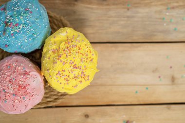 Odadaki masanın üzerinde renkli yumurtalar olan Paskalya pastaları. Bayram için geleneksel Ortodoks hamur işleri. Arka plan bulanık. Seçici odaklanma. Yukarıdan manzara. Boşluğu kopyala.