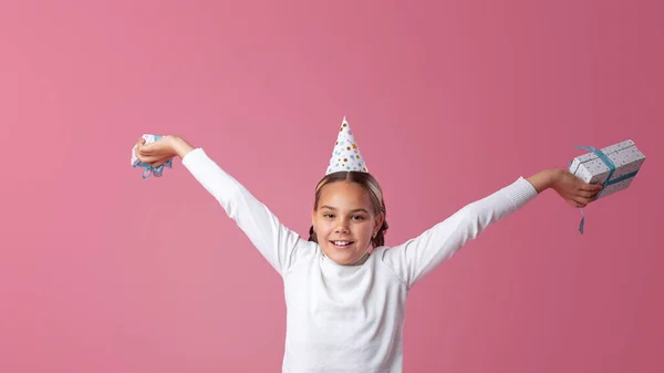 Boldog Szülinapot Boldog Kiskorú Lány Szülinapi Kalapban Rózsaszín Háttérrel Gyermek — Stock Fotó