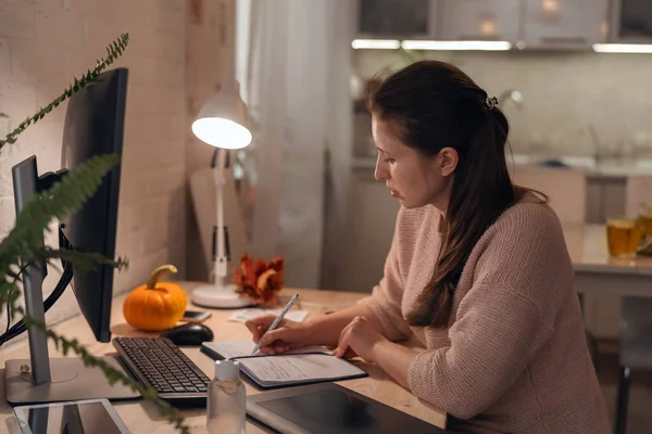 Affärskvinna Som Arbetar Hemifrån Arbetar Vid Ett Skrivbord Med Dator — Stockfoto