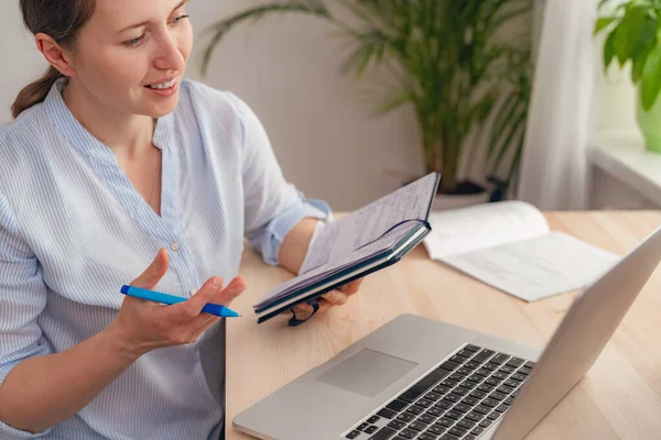 Grundskoleläraren Förklarar Lektionsämnet Online Med Boken Handen Distansutbildning Studerande Periodisolering — Stockfoto