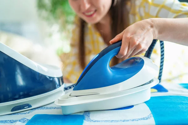 Збільшення Вид Збоку Жінка Очищає Залізо Від Масштабу Ironing Board — стокове фото