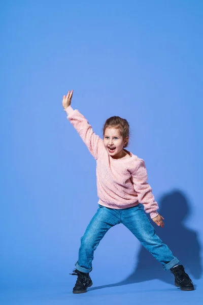 Retrato Sorprendido Linda Niña Suéter Esponjoso Jeans Sobre Fondo Púrpura — Foto de Stock