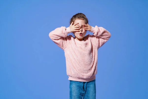 Omg Meglepett Gyermek Lány Sikoltozik Nyitott Szájjal Őrült Arckifejezés Elszigetelt — Stock Fotó