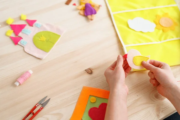 Primer Plano Las Manos Las Mujeres Haciendo Manualidades Cosiendo Pájaro —  Fotos de Stock