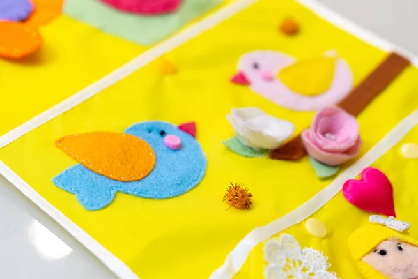 幼稚园用的口袋幼儿园儿童储物柜的存储系统 应用鸟类和装饰元素是由毛毡缝制而成的 儿童和成年人的春季或夏季手工艺品 — 图库照片