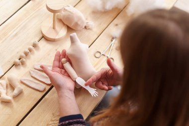 İş akışı, el yapımı bebekler yapma ustaları, tekstil el yapımı, retro tarzda. İnsan yüzlü bir tasarımcı bebeği. Bebeğin vücudunu şekillendiriyorum. Bebek yoldaş. Bebekler yaratmak, özel bir hediye.