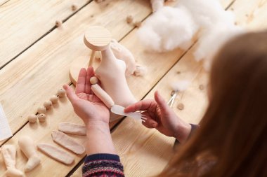 İş akışı, el yapımı bebekler yapma ustaları, tekstil el yapımı, retro tarzda. İnsan yüzlü bir tasarımcı bebeği. Bebeğin vücudunu şekillendiriyorum. Bebek yoldaş. Bebekler yaratmak, özel bir hediye.