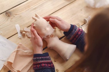 İş akışı, el yapımı bebekler yapma ustaları, tekstil el yapımı, retro tarzda. İnsan yüzlü bir tasarımcı bebeği. Bebeğin vücudunu şekillendiriyorum. Bebek yoldaş. Bebekler yaratmak, özel bir hediye.