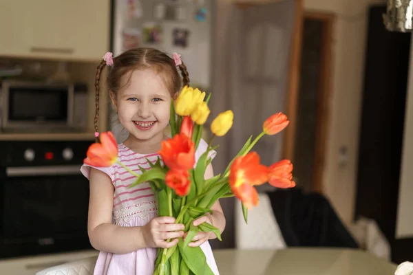 Menina Sorridente Segura Buquê Tulipas Suas Mãos Criança Feliz Congratula — Fotografia de Stock