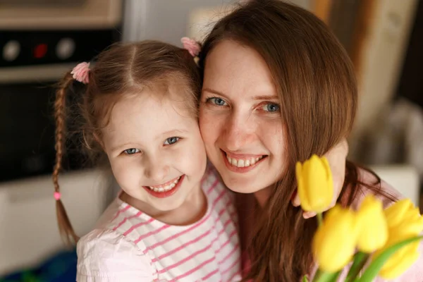 Feliz Día Madre Niña Sonriente Mamá Abrazan Sostienen Ramo Tulipanes — Foto de Stock