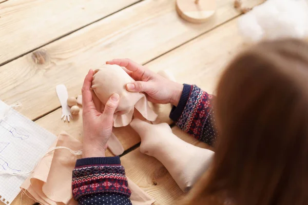 Arbetsflöde Mästare Att Göra Handgjorda Dockor Gjorda För Hand Textilier — Stockfoto