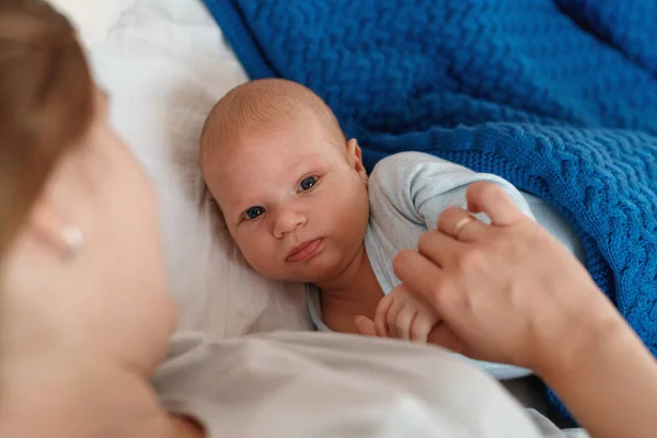 Szczęśliwa Młoda Kobieta Karmi Piersią Przytula Dziecko Matka Karmi Piersią — Zdjęcie stockowe