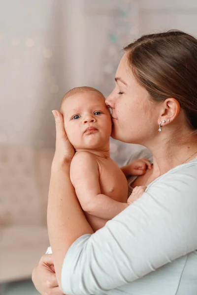 Feliz Amorosa Joven Madre Sostiene Pequeño Hijo Sus Brazos Abraza — Foto de Stock