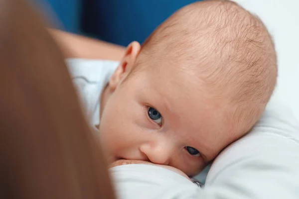 Bebek Emzirirken Annesinin Gözlerinin Içine Bakıyor Annesinin Memesinden Süt Emen — Stok fotoğraf