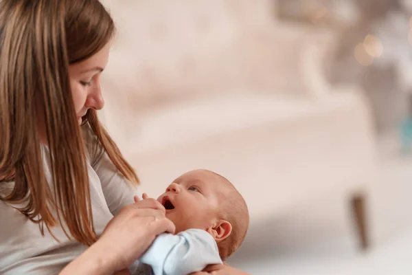 Familia Feliz Amorosa Una Joven Madre Sostiene Bebé Sus Brazos — Foto de Stock