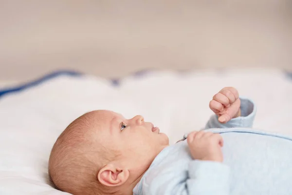 Sevimli Aylık Mavi Gözlü Mavi Elbiseli Beyaz Bir Bebek Sırt — Stok fotoğraf