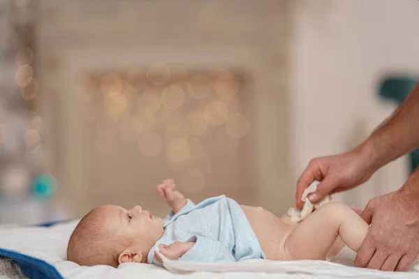 Sevgi Dolu Bir Baba Bebeğin Bezini Değiştirir Günlük Bakım Bebeğini — Stok fotoğraf