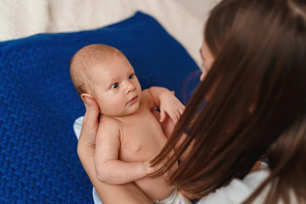 Familia Feliz Amorosa Mujer Sonríe Juega Abraza Niño Concepto Maternidad — Foto de Stock