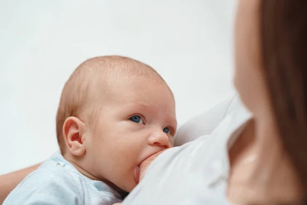 Bebé Mirando Los Ojos Madre Mientras Amamanta Retrato Cerca Niño — Foto de Stock