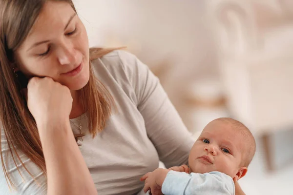 Müde Schlaflose Mutter Schläft Mit Ihrem Baby Auf Dem Arm — Stockfoto