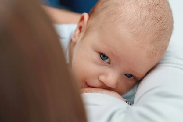 Bebek Emzirirken Annesinin Gözlerinin Içine Bakıyor Annesinin Memesinden Süt Emen — Stok fotoğraf