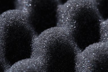 Stüdyo ses geçirmez köpük dokusu. Seçici odaklanma. Dalgalı şekilli köpük plastik, akustik titreşimleri azaltır ve ekipmanları taşırken şoku yumuşatır..