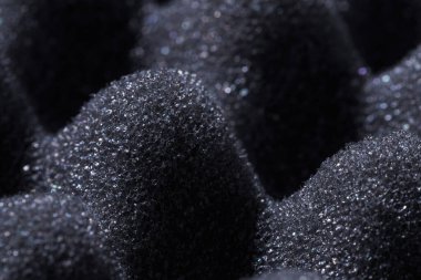 Stüdyo ses geçirmez köpük dokusu. Seçici odaklanma. Dalgalı şekilli köpük plastik, akustik titreşimleri azaltır ve ekipmanları taşırken şoku yumuşatır..