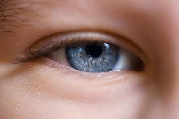 小孩的眼睛近视 一个睁开蓝灰色眼睛的孩子 视觉中心的健康概念 良好的视力和儿童眼睛的问题 — 图库照片