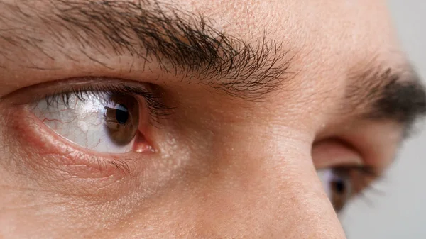男人的眼睛是近视的 近视的 睁开眼睛 视觉中心的健康概念 有目的的专心凝视 — 图库照片