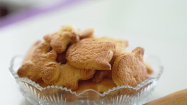 Taze ev yapımı altın renkli kurabiyeler yakın plan çekimde.