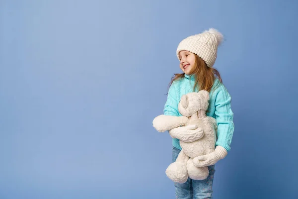 Menina Feliz Pouco Year Old Com Cabelo Loiro Boné Camisola — Fotografia de Stock