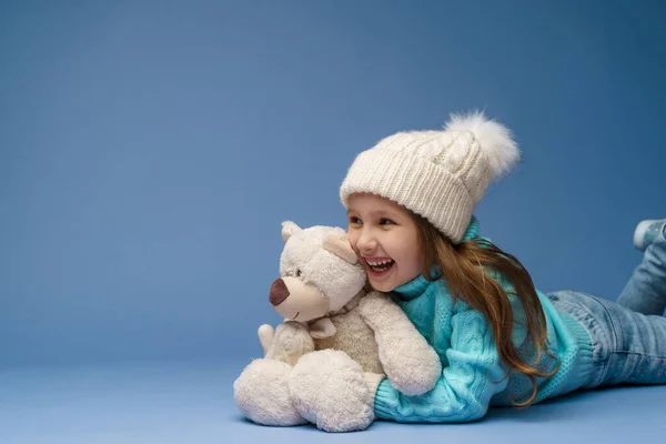 Glad Liten Årig Flicka Med Blont Hår Stickad Tröja Mössa — Stockfoto