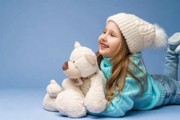 Felice Bambina Anni Con Capelli Biondi Berretto Maglia Maglione Guanti — Foto Stock